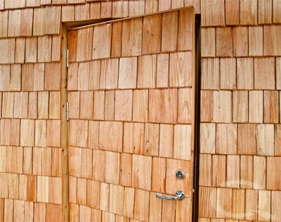 Single-family house with larch shingle cladding